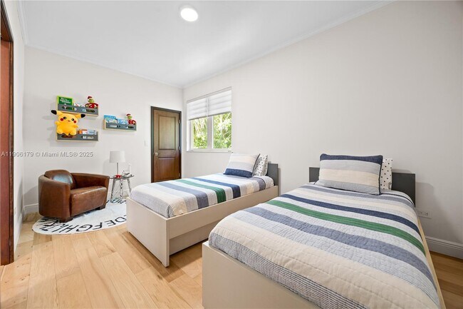 Building Photo - 7141 E Lago Dr