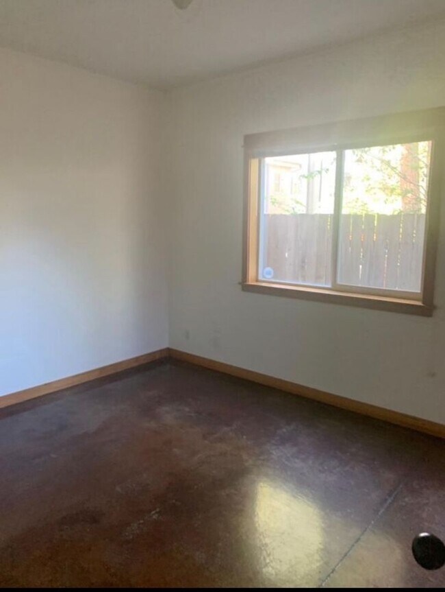 Building Photo - 2 bedroom 1 bathroom townhouse