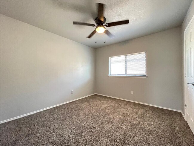 Building Photo - 203 Rim Rock Dr