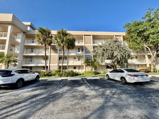 Building Photo - 3051 S Palm Aire Dr