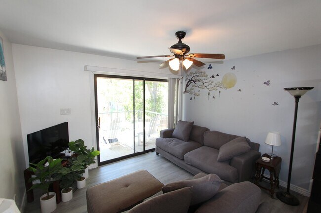 Building Photo - Furnished 2BR Condo in University Heights | Private Balcony + Covered Parking