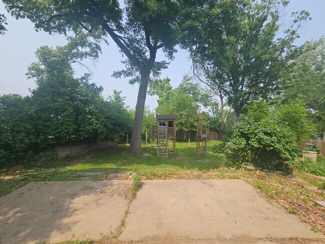 Building Photo - 3 bedroom 2 bath with additional lower lev...