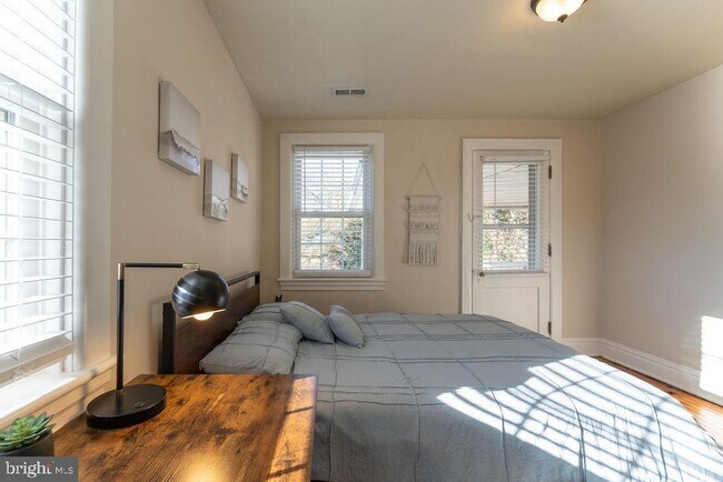 Building Photo - 313 Frederick St