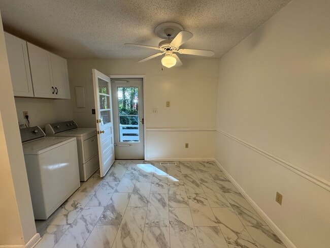 Building Photo - Black Mountain - Newly Renovated 3 Bedroom