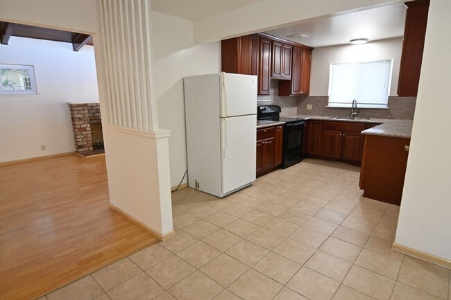 Building Photo - Central Santa Clara Location, 3/2 with AC
