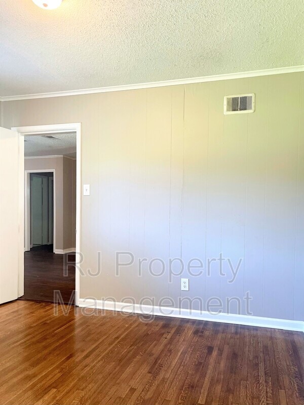 Building Photo - 3641 Bishops Bridge Rd