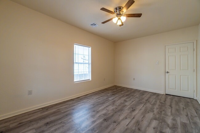 Building Photo - * Move-In Special * Cozy 3 Bed, 1 Bath Hom...