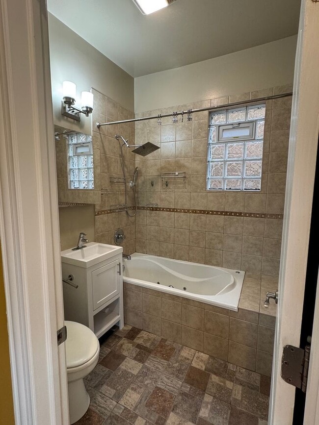 Building Photo - Roscoe Village, Sun-drenched and south-facing, 2-bedroom condo