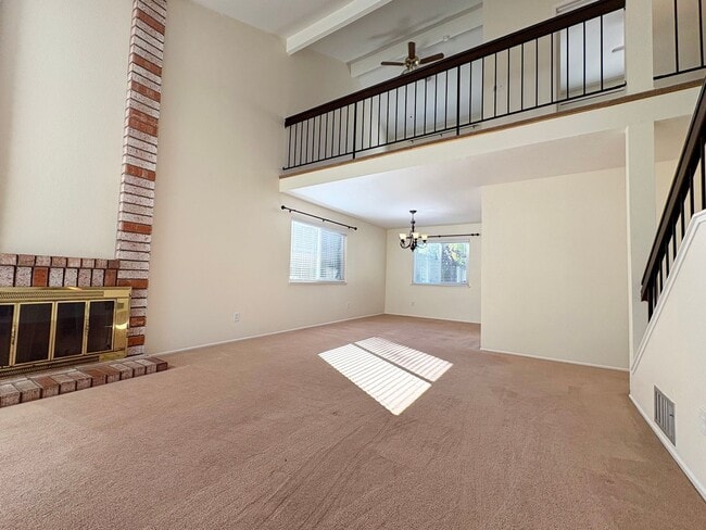 Building Photo - SOLAR POWERED 3 Bedroom 2 bath with large ...