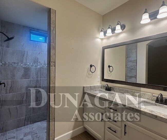 Building Photo - Beautiful 3 Bedroom, 2 Bath home - Corner Lot!