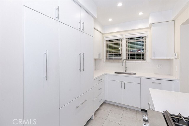 Building Photo - 5966 San Vicente Blvd