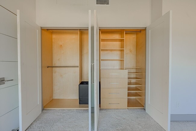 Building Photo - Luxurious Modern Living in the Heart of San Diego with Solar!