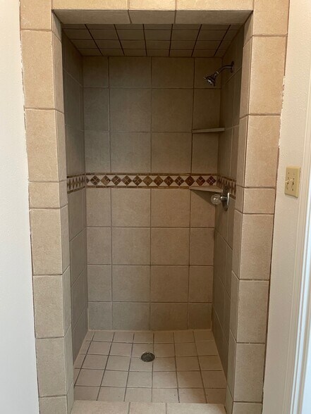 Building Photo - 3904 Clarke Ave