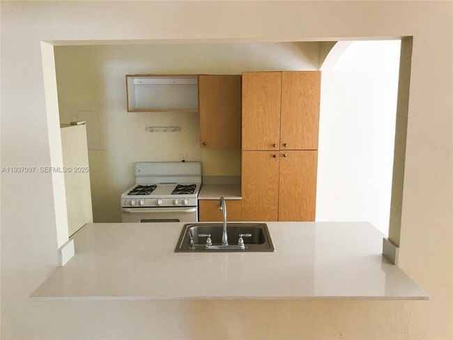 Building Photo - 700 W 51st St