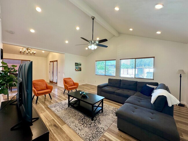 Building Photo - AVAILABLE NOW!! 3 BEDROOM 3 BATHROOM HOME IN JOSHUA TREE!