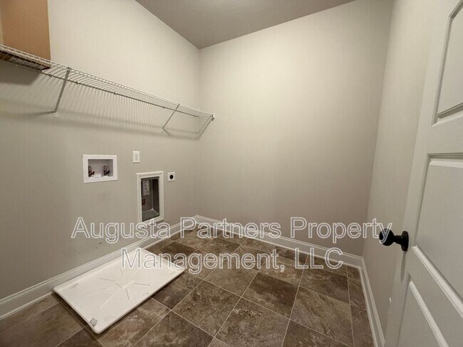 Building Photo - 1008 Swan Ct