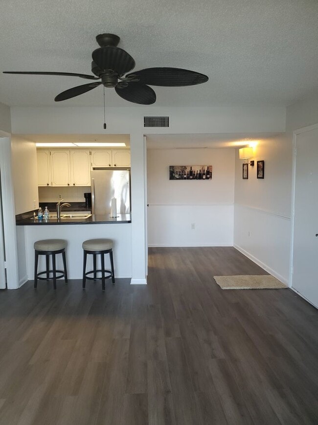 Building Photo - Waterfront 1 bedroom 1.5 bath 2nd story co...