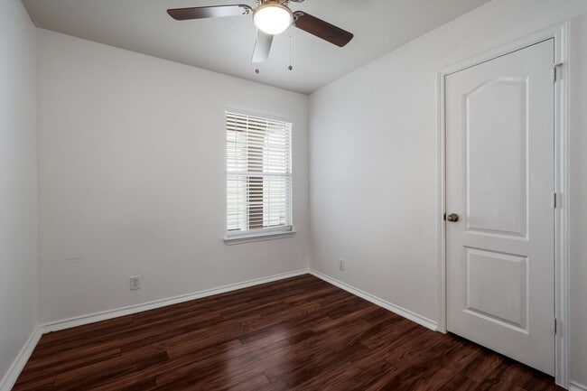 Building Photo - Well-Maintained Home with Open Layout & Great Location