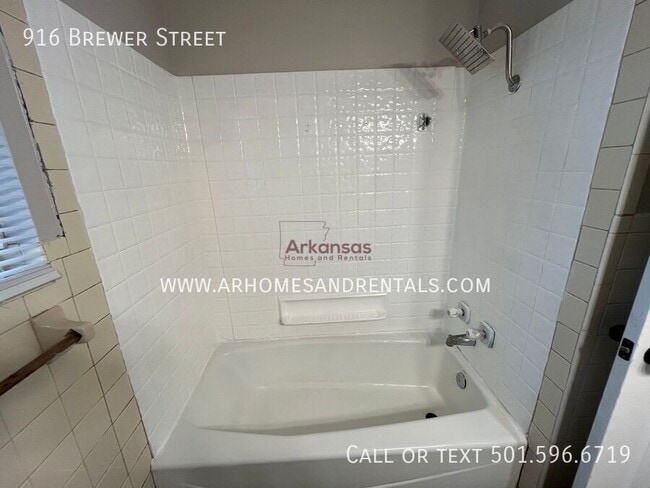 Building Photo - 916 Brewer St