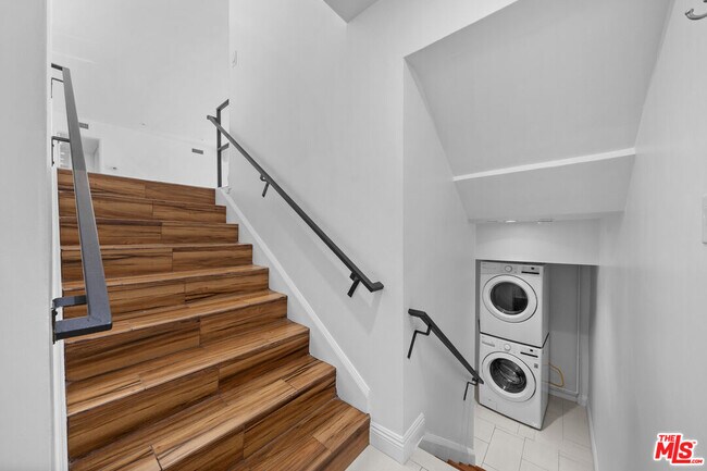 Building Photo - 148 S Reeves Dr