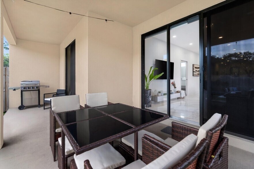 Building Photo - 826 SW 14th Ct