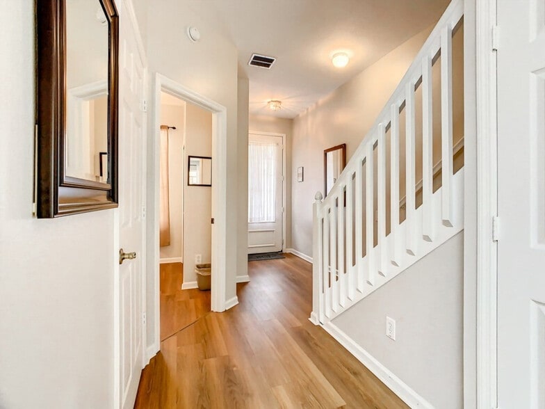 Building Photo - 2314 Silver Palm Dr