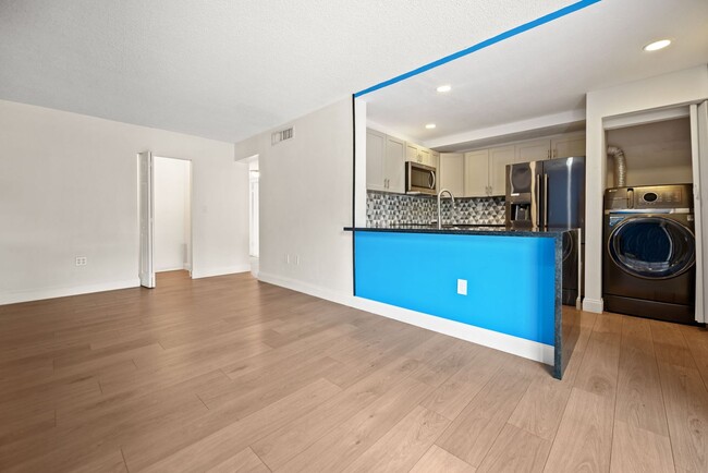 Building Photo - 2 Bed / 2 Bath Condo for Rent – Prime Miami Location