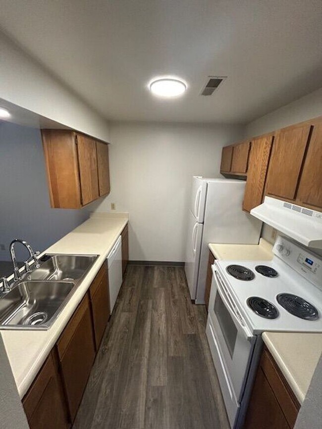 Building Photo - 1 bedroom 1 bath, Top floor apartment - Up...