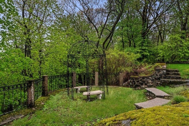 Building Photo - 12 Summit Rd