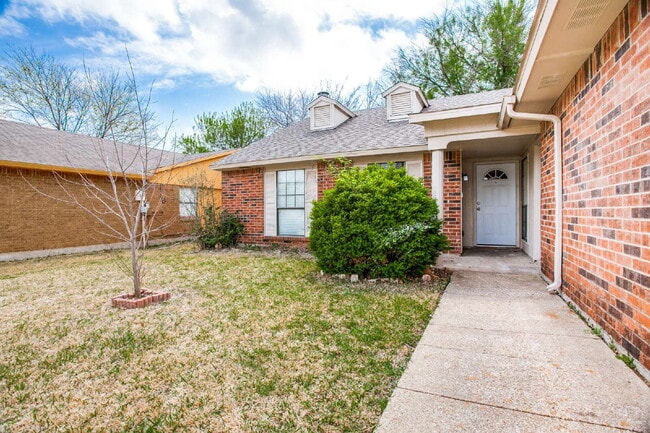 Building Photo - Beautiful 3-Bedroom Home Near Dining and Shopping with Spacious Backyard