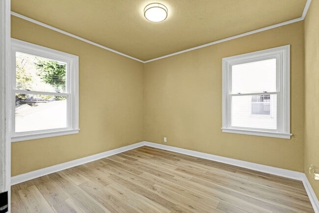 Building Photo - 3BR Cottage with Large Backyard, Garage and a Basement!