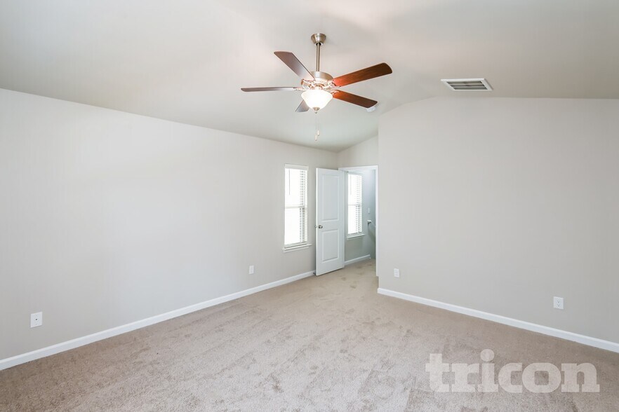 Building Photo - 139 Spring Knoll Dr