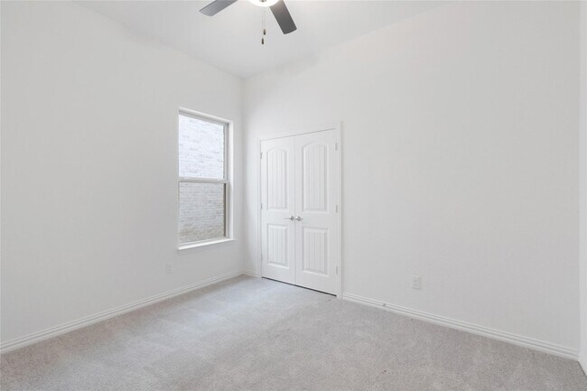 Building Photo - 713 Caroline Dr