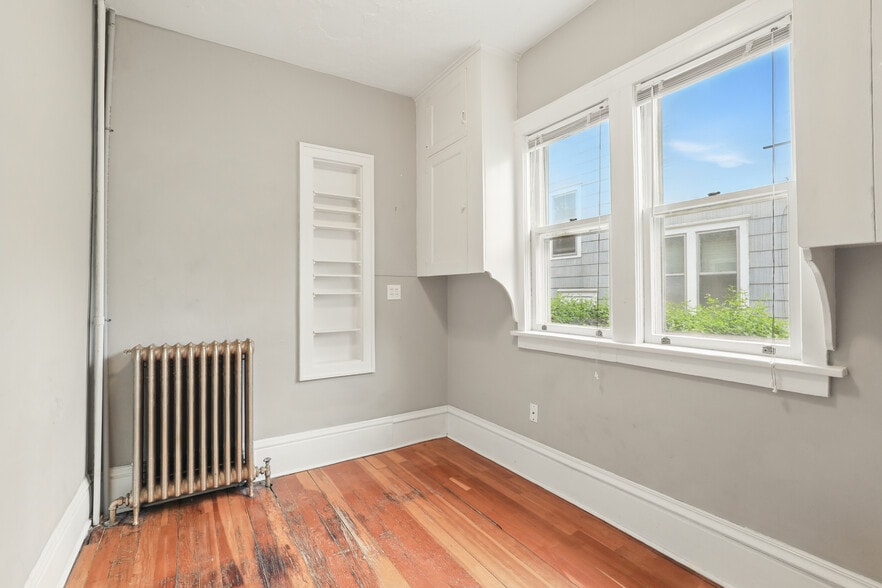 Building Photo - 1862 Roblyn Ave