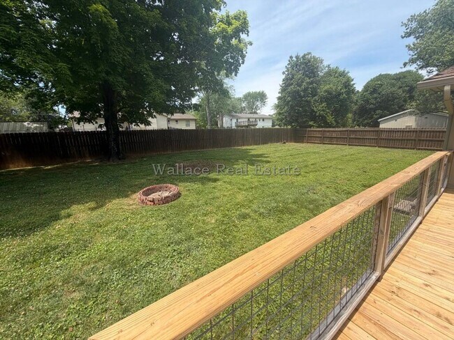 Building Photo - ALL ONE LEVEL IN WEST KNOXVILLE!  OVER 2,400 SQUARE FEET!!!