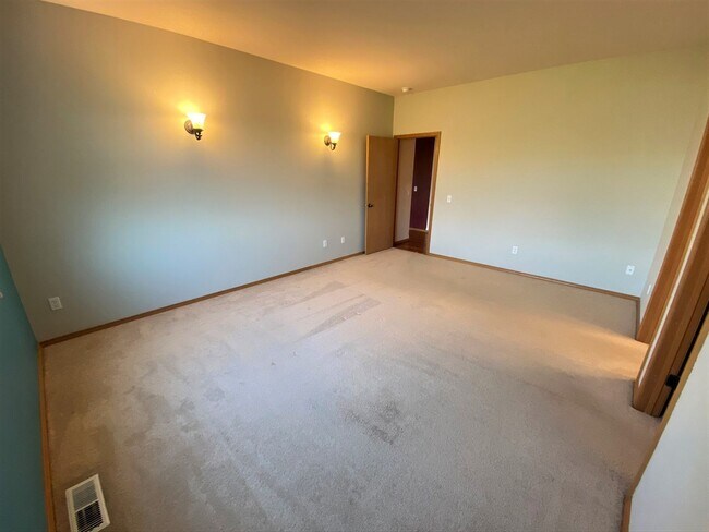 Building Photo - Large 3 Bed Home with Office, Fenced Yard,...