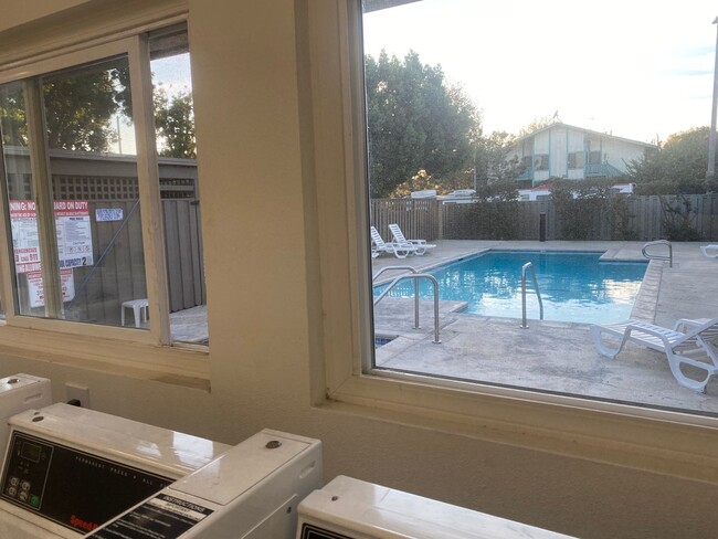 Building Photo - Torrance: 1 Bed 1 Bath Condo - 1 Carport S...