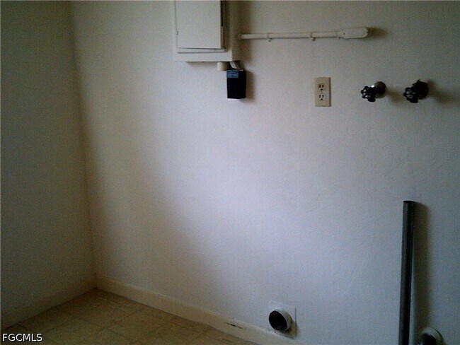 Building Photo - 1405 Juddale St E