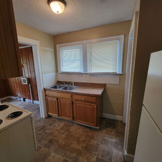 Building Photo - Eastside 3 Bedroom Home