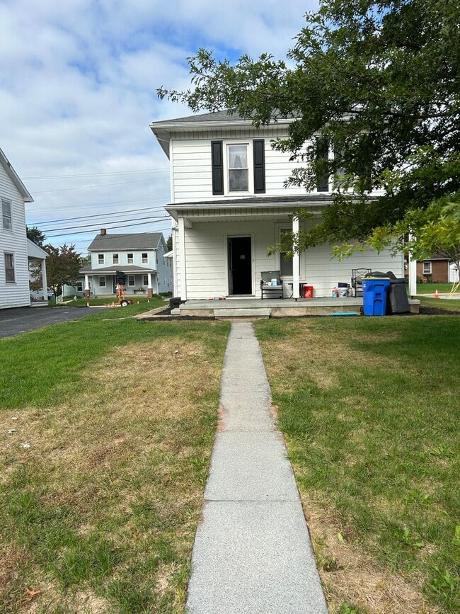 Building Photo - 3 Bedroom, 1.5 bathroom Home with 2-Car Garage!!