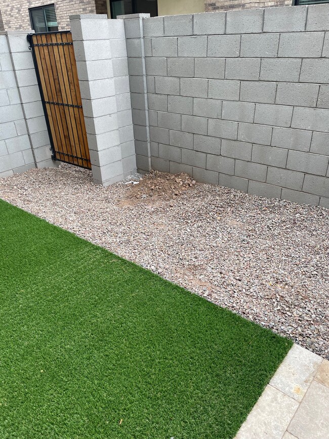 Building Photo - 901 S Smith Rd