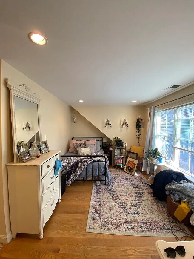 Building Photo - No Brokers Fee, No Security Deposit, In-Unit Washer and Dryer, Central Heat/AC, One Parking is In...