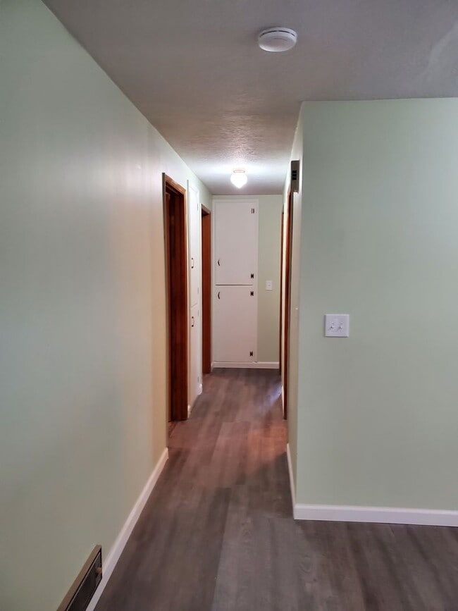 Building Photo - 3bd/1.5ba Completely Remodeled House with ...