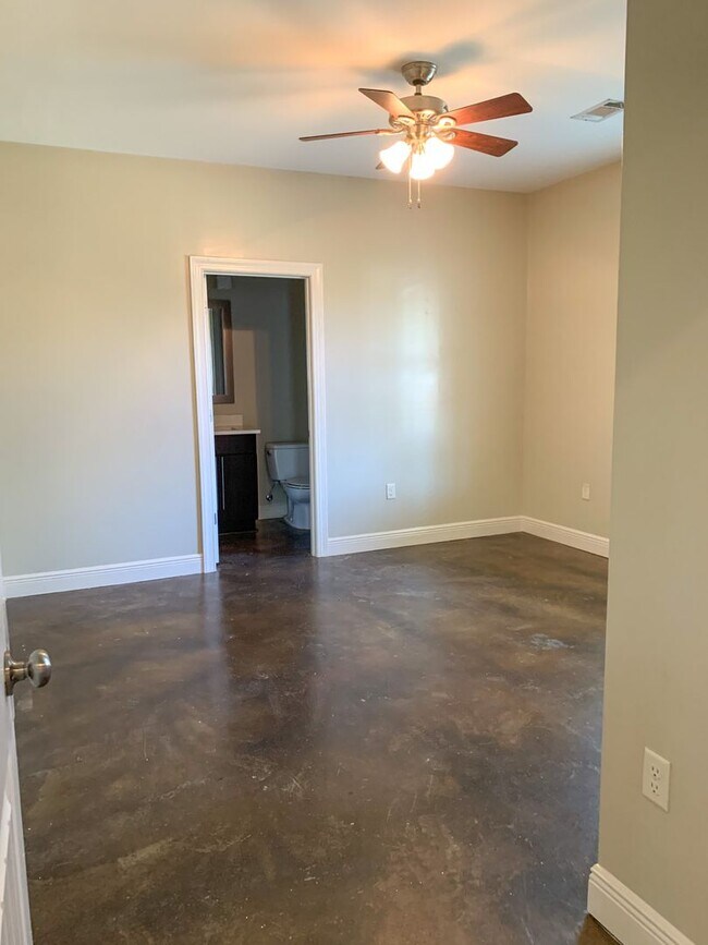 Building Photo - 1420 A-B Cloverdale