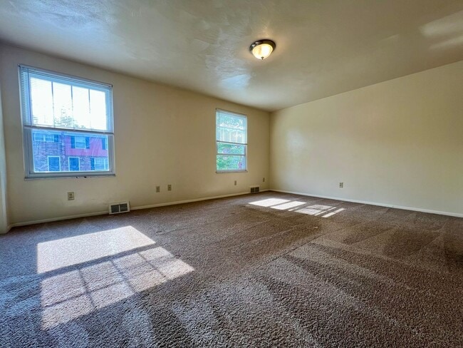 Building Photo - Amazing 2 BR Apartment at Regency Place! Great Plum Location! Central A/C & MORE! CALL TODAY!