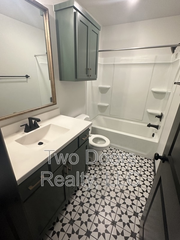 Building Photo - 2229 Roca Dr
