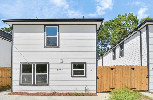 Building Photo - For Lease | 3 Bed, 2 Bath | 1,150 Sq Ft | Warwick Place |