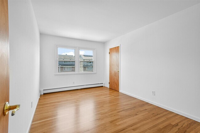 Building Photo - 237 Gainsborg Ave E