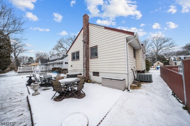 Building Photo - 784 Cherry St