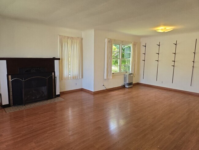 Building Photo - Spacious 4-bedroom family home features ga...